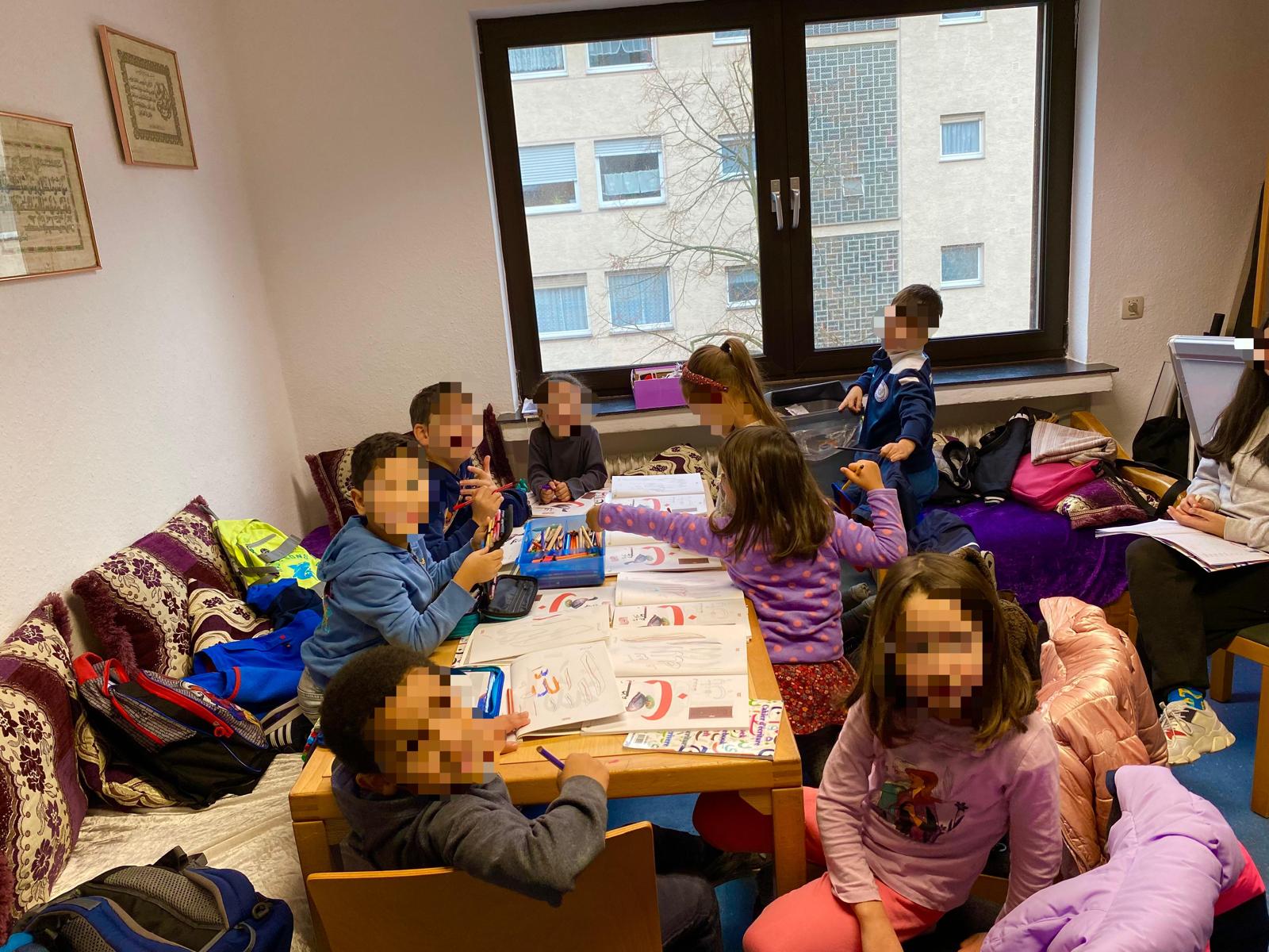 Kinder lernen und malen gemeinsam an einem Tisch